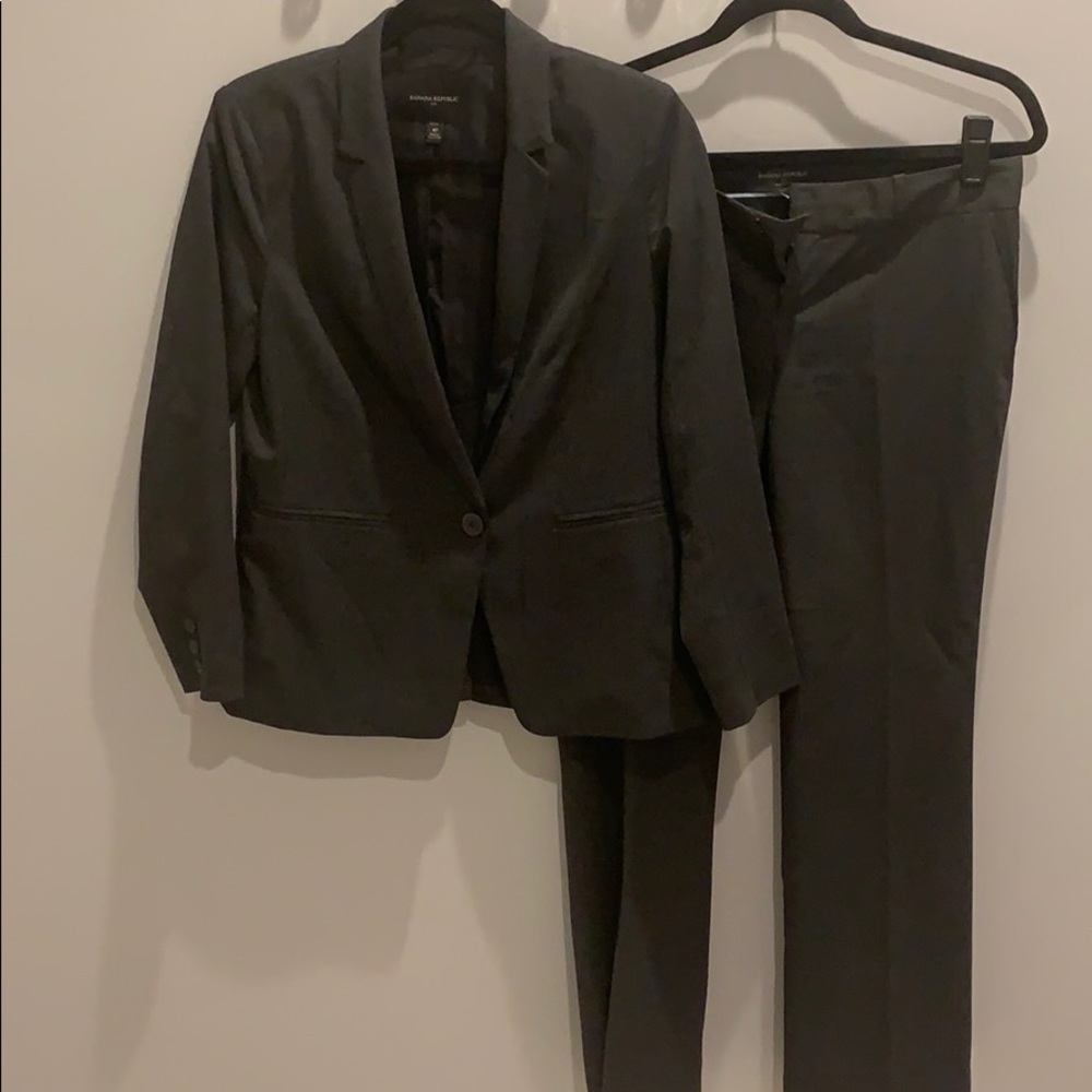 Banana republic Gray pant suit 4P Top, 6P Bottom